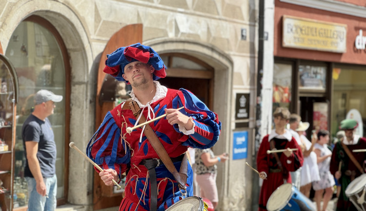 Český Krumlov se vrátil do časů Rožmberků. Podívejte se na Slavnosti pětilisté růže