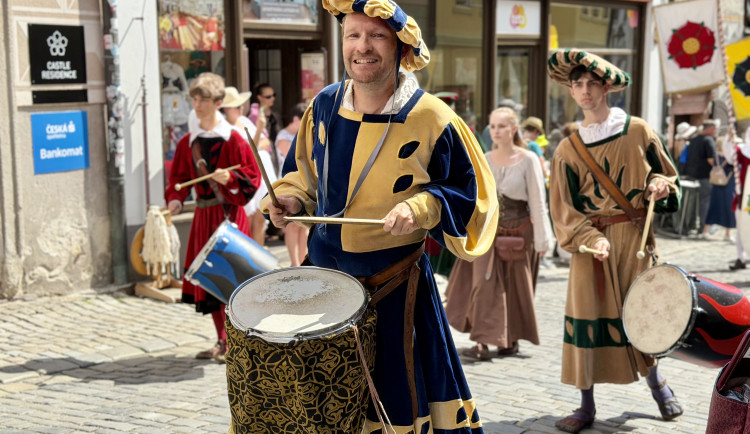 Český Krumlov se vrátil do časů Rožmberků. Podívejte se na Slavnosti pětilisté růže
