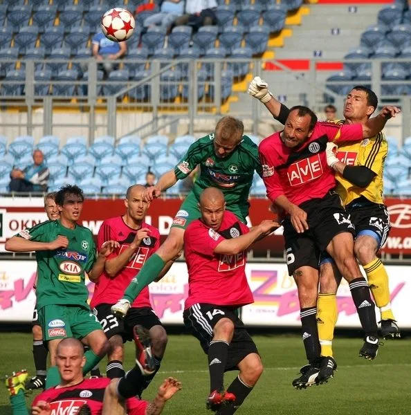 V této skrumáži byl u míče jako první brankář Dynama Pavel Kučera
