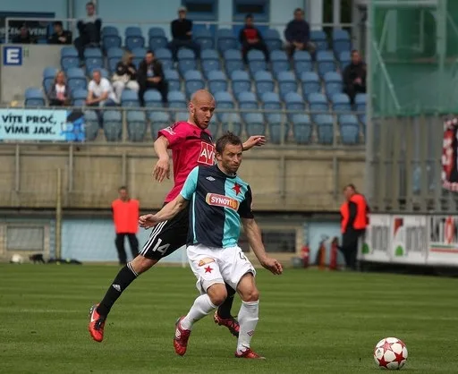 Slávistický zadák David Hubáček střelce branky Dynama Tomáše Stráského nyní k míči nepustil
