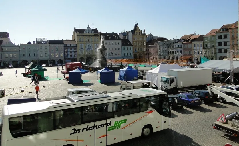 Hod mobilem na náměstí Českých Budějovic