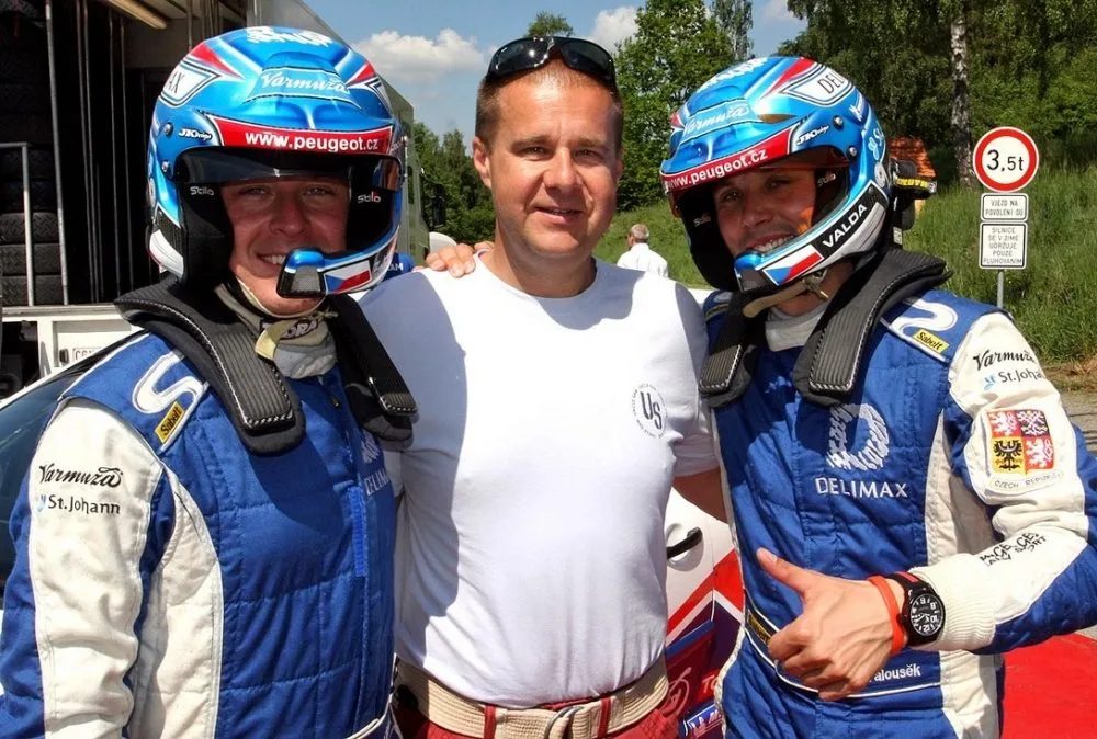 Ředitel Rallye Český Krumlov Jindřich Kunc s loňskými mistry republiky Pavlem Valouškem (vpravo) a Zdeňkem Hrůzou
