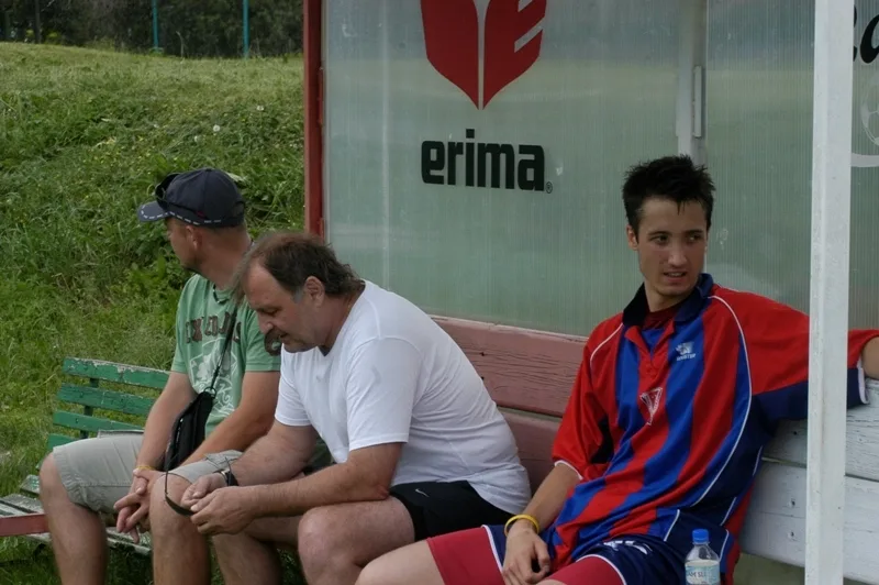 Lavička hokejistů. Kustod Bezpalec, asistent trenéra Kupka (zleva)