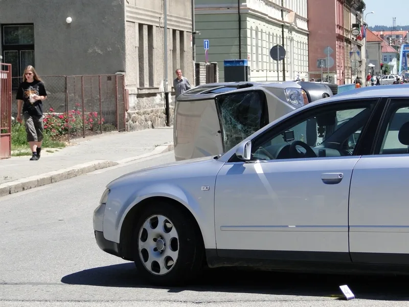 bouračka v ulici Matice Školské a Generála Svobody 6