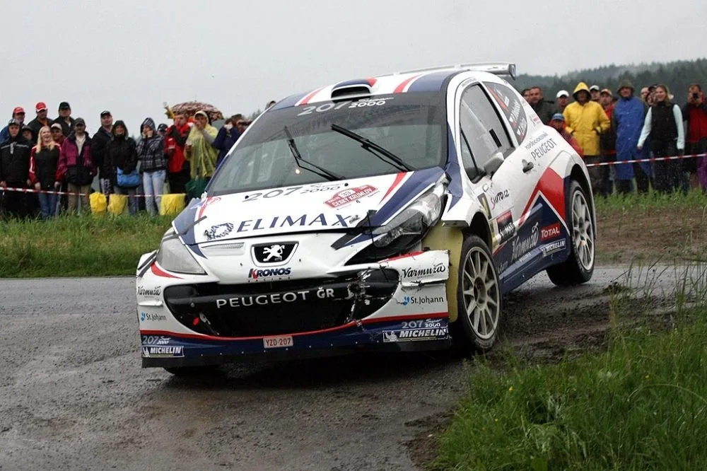 Peugeot Pavla Valouška poškozený po nárazu do umělého retardéru
