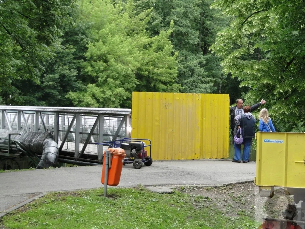 Most pro pěší za Budvar Arénou je mimo provoz