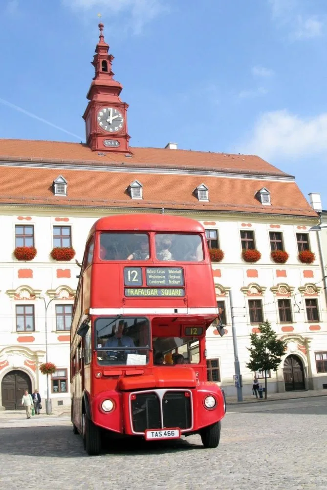 Londýnský doubledecker míří na jih Čech