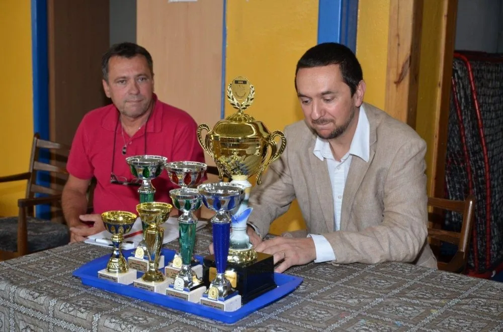 Šéftrenér klubu Ivan Janoušek (vlevo), poháry FBC United a primátor Mgr. Juraj Thoma