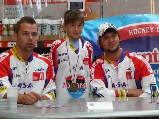 Jakub Kovář a Milan Gulaš se spokojeným fanouškem