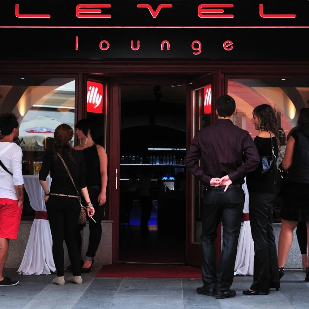 Level lounge