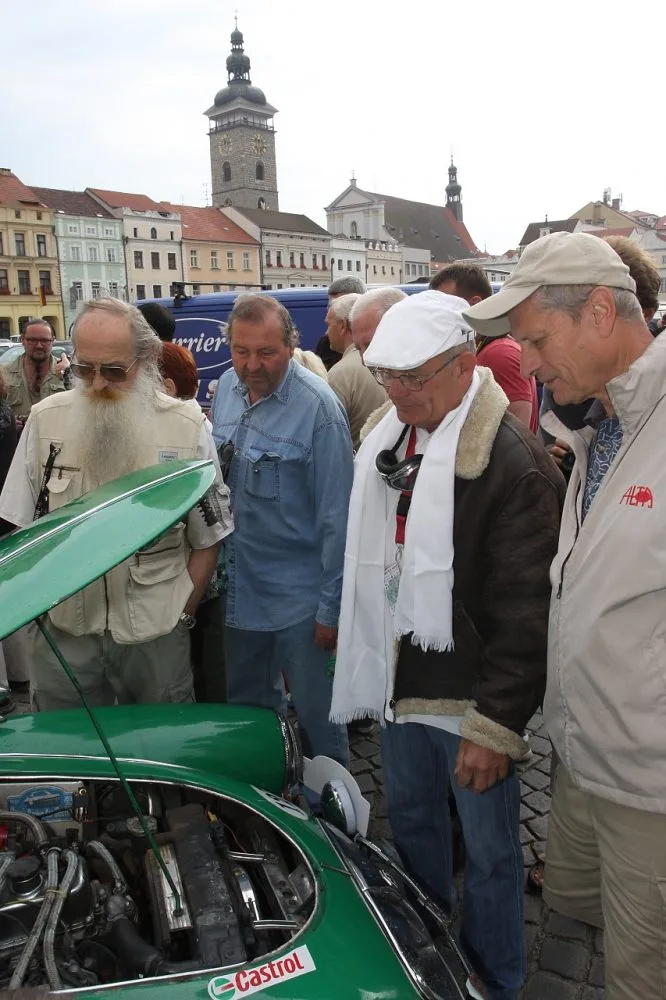 Historická vozidla vzbuzovala obdiv u všech diváků