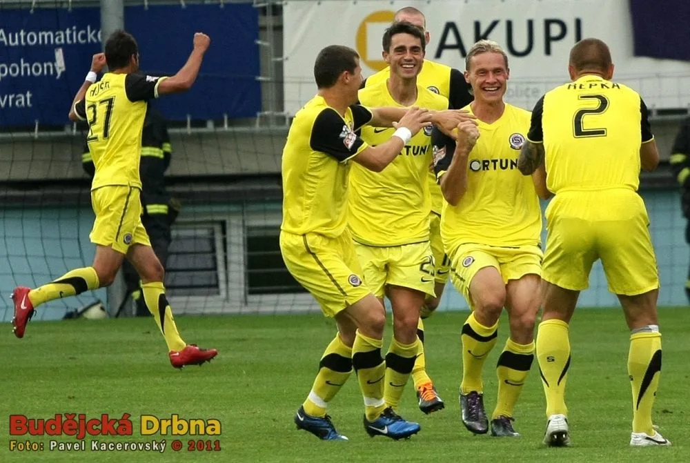 Radost hráčů Sparty po gólu Tomáše Zápotočného (druhý zprava)