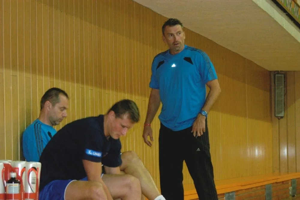 Vpředu nahrávačská jednička Lukáš Ticháček, za ním trenér Jan Svoboda a vpravo stojí bývalý reprezentační smečař a nyní Svobodův asistent v reprezentaci Jan Hadrava