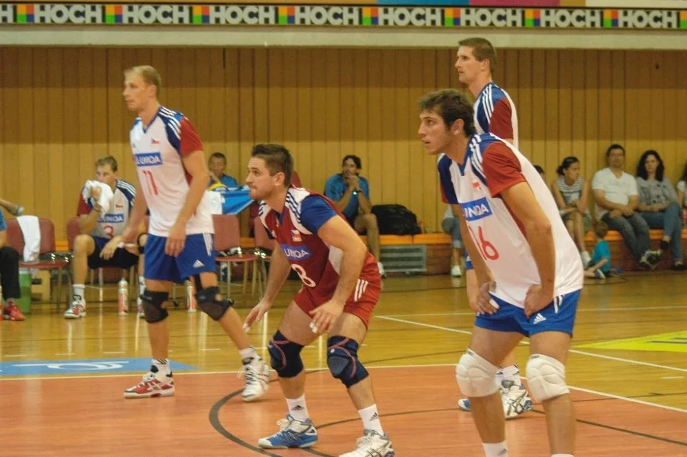 Zprava Peter Pláteník, za ním Jan Štokr, libero Martin Kryštof a Michal Hrazdíra