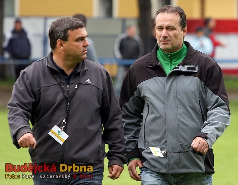 Trenér Roudného Štefan Lovička (vpravo) se svým asistentem Františkem Mertlem