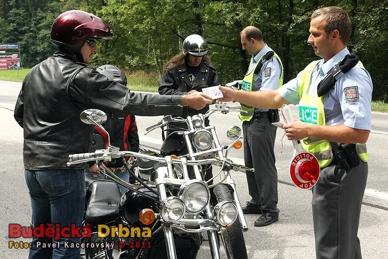 Policisté kontrolovali u Lišova téměř všechny motocykly, které jely v sobotu odpoledne z Budějc směrem na Třeboň