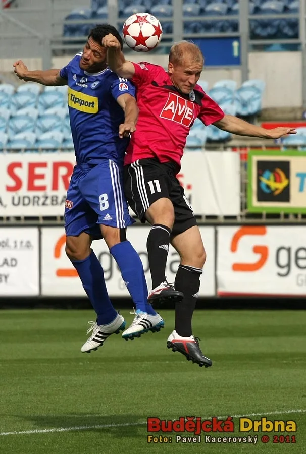 Hlavičkový souboj Chirkina (vpravo) a Rossiho
