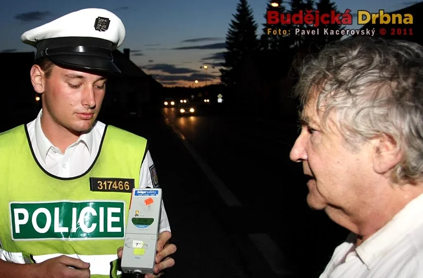 Řidič, který málem přejel dopravního policistu, poprvé nadýchal 0,06 promile