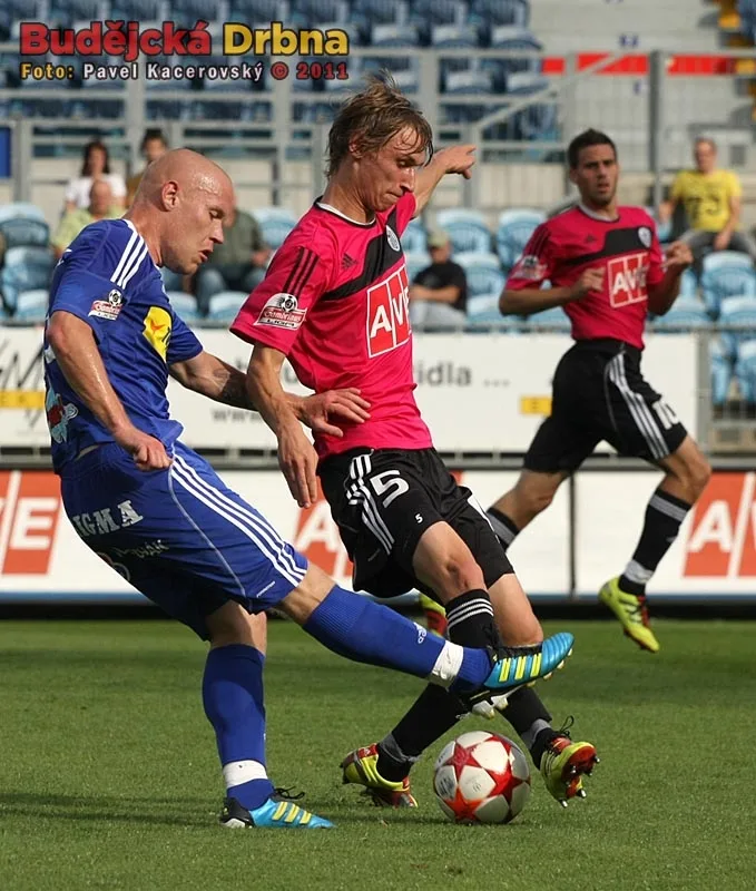Pavel Novák brání ve střelbě Janu Schulmeisterovi