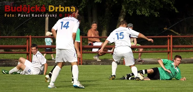 Ležícího Josefa Doubravu atakuje hostující Ladislav Michal