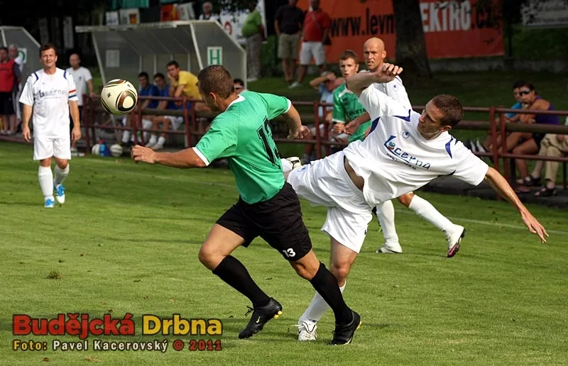 Oldřich Podojil (na snímku vpravo) se snaží obehrát Zdeňka Kolka