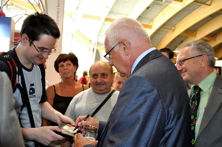 Prezident Václav Klaus během setkávání s návštěvníky výstavy podepisoval fotografie ( a propisky poctivě vracel)