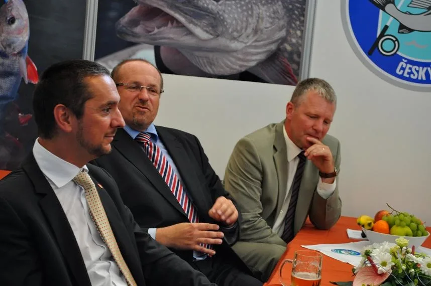 V expozici Rybářského svazu - předseda ASZ ČR Josef Stehlík, ministr zemědělství Ivan Fuksa a primátor Budějovic Juraj Thoma.