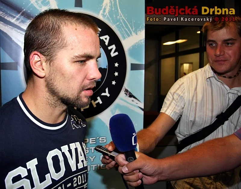 Exbudějovický Michal Hudec byl středem zájmu nejen novinářů