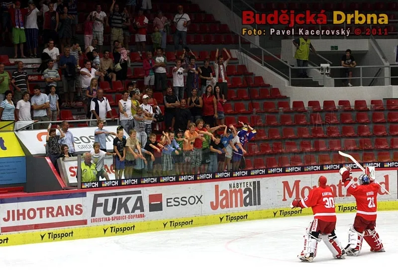Gólmanská dvojice Mountfieldu zdraví domácí fanoušky