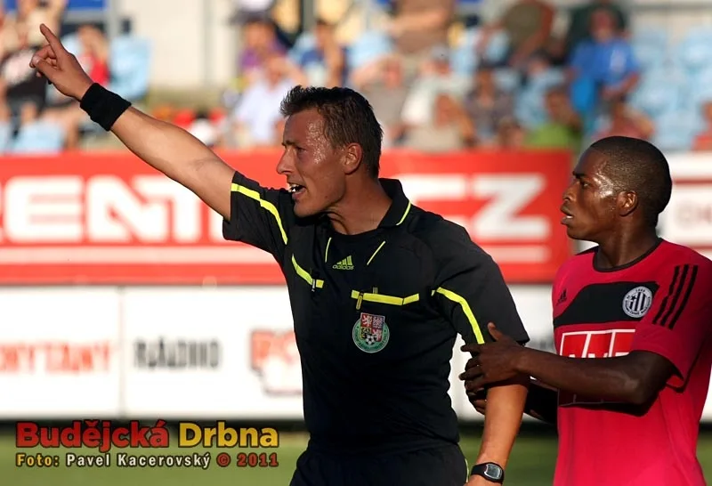 Hudson se u hlavního arbitra Karla Hrubeše dožaduje odpískání penalty