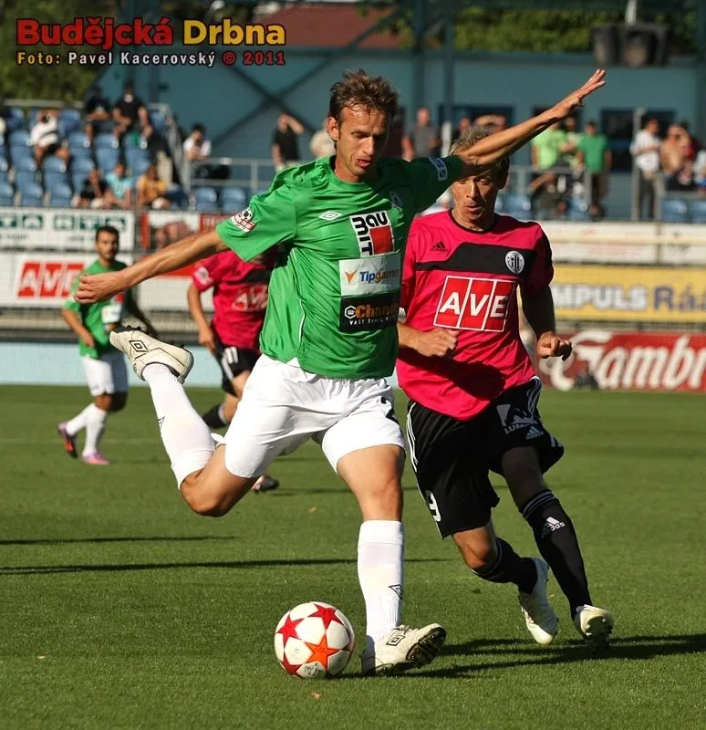 Střele hostujícího Marka Jarolíma přihlíží Rudolf Otepka
