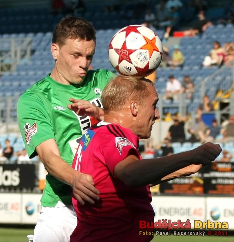 Tento balon přistál na hlavě Rusa Grigorije Chirkina, vlevo Ondřej Vaněk