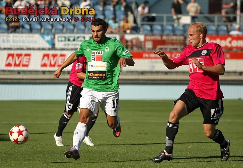 Jablonecký Luboš Loučka dobíhá balon před Grigorijem Chirkinem