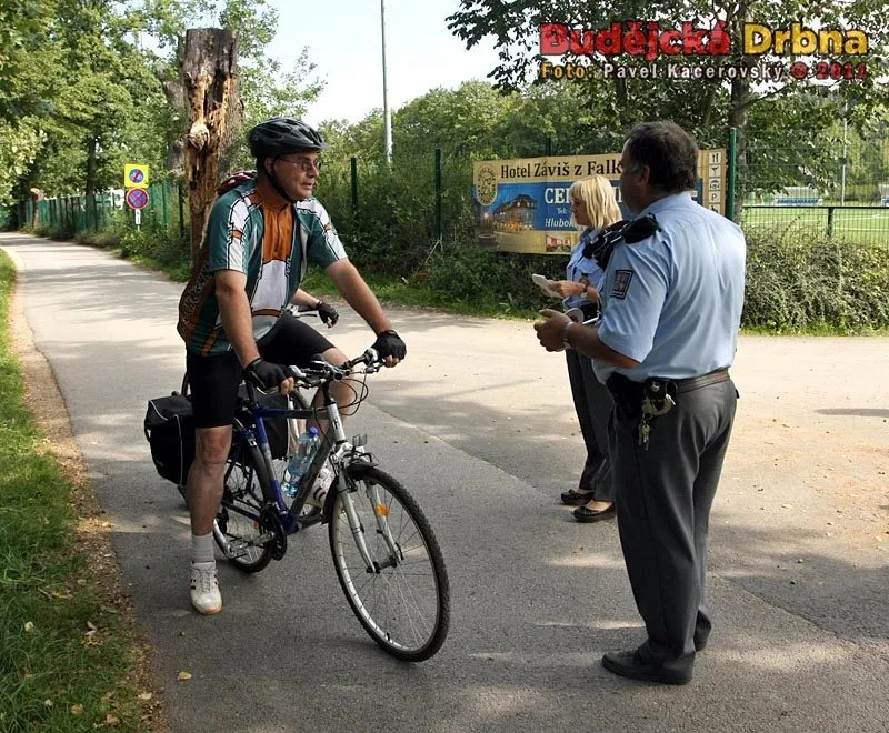 Policisté si vybrali pro kontrolu cyklistů odpočívadlo u hlubockého fotbalového hřiště