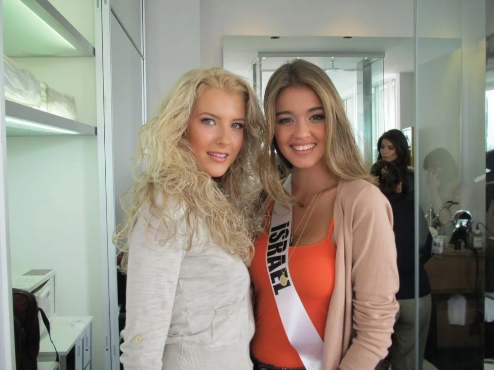 Jitka Nováčková na focení pro značku Chi společně s Miss Israel