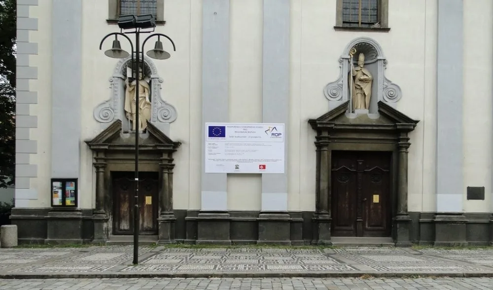 Navrtání cedule ROP na kostel sv.Mikuláše