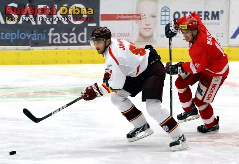 Střelec třetí branky Sparty Peter Jánský před Jakubem Markem