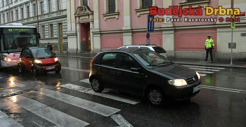Ale pane řidiči, na přechodu se nemá stát!