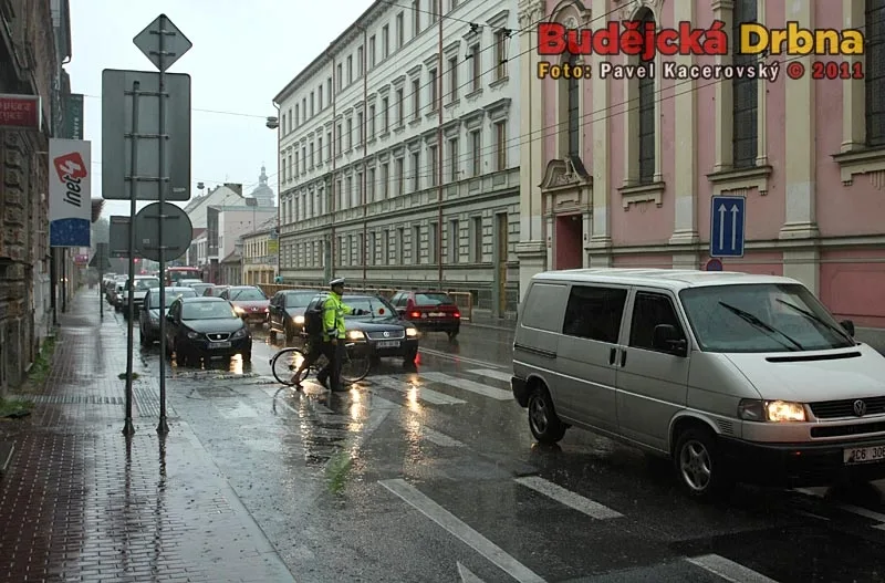 Deštivé pondělní odpoledne na Rudolfovské třídě