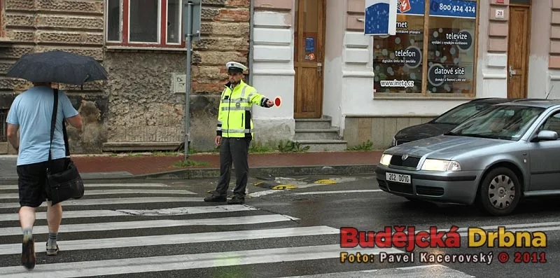 Muž v uniformě vzbuzuje u řidičů respekt. Alespoň tedy u většiny...