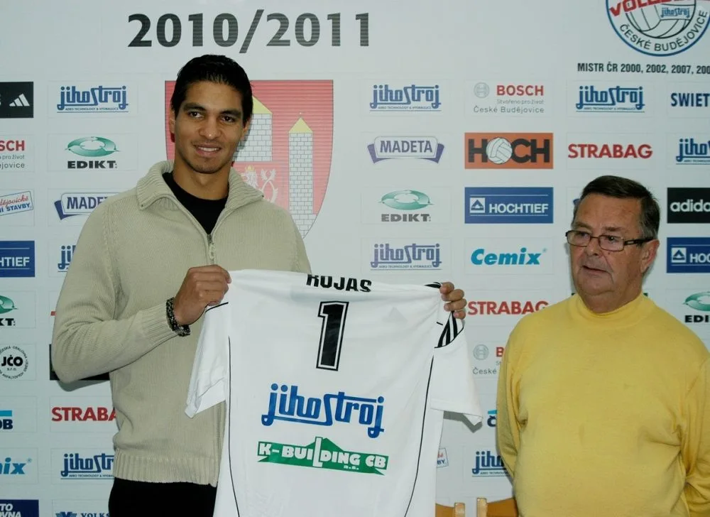Andy Rojasovi předal před novináři dres člen výboru VK ČB Miroslav Čadil