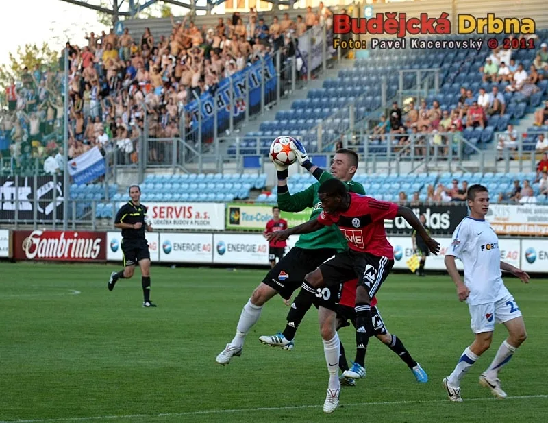 Gólman Baníku David Pietrzkiewicz v tento moment sebral míč z hlavy Fernandu Tobiasi Hudsonovi