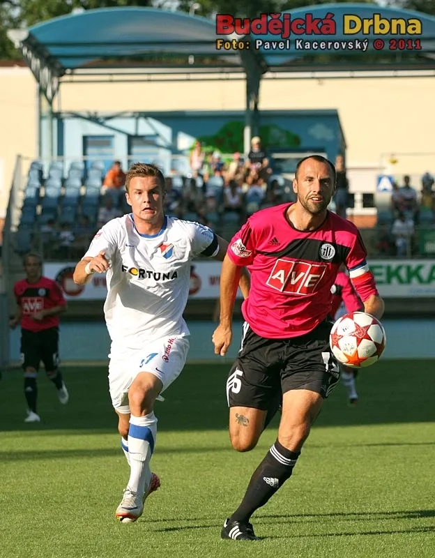 Kapitán Dynama Roman Lengyel (na snímku vpravo) stíhá balon před Dominikem Krautem