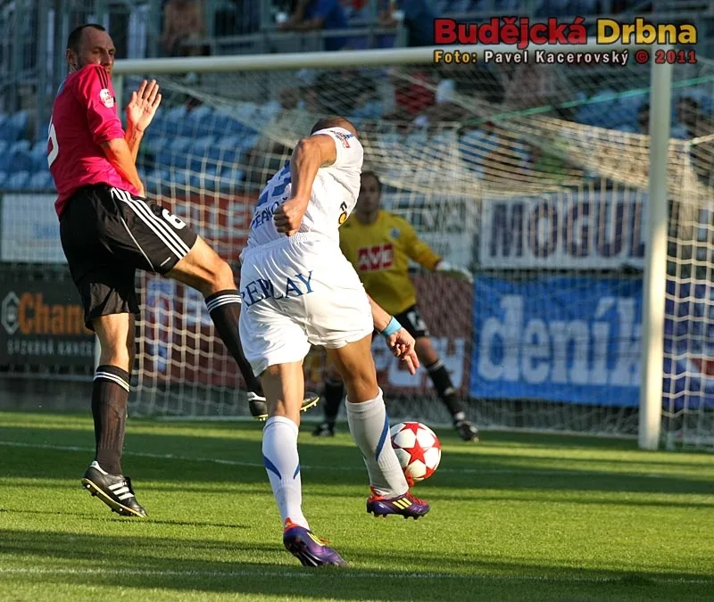 Hostující Václav Svěrkoš střílí na Zdeňka Křížka