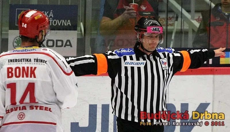 Videorozhodčí rozhodl v neprospěch Ocelářů - gól nebyl kvůli posunuté brance uznán
