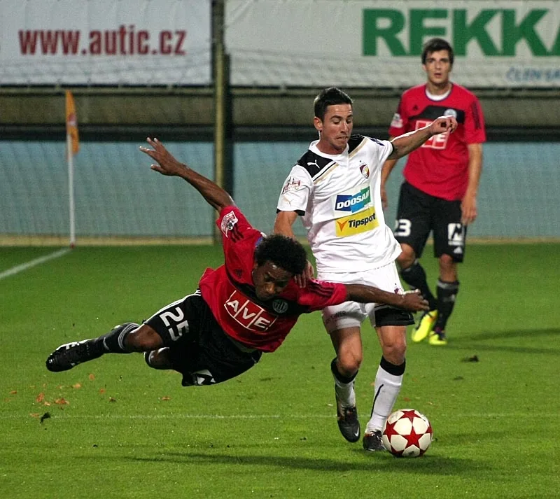 Sandro padá v souboji s Milanem Petrželou