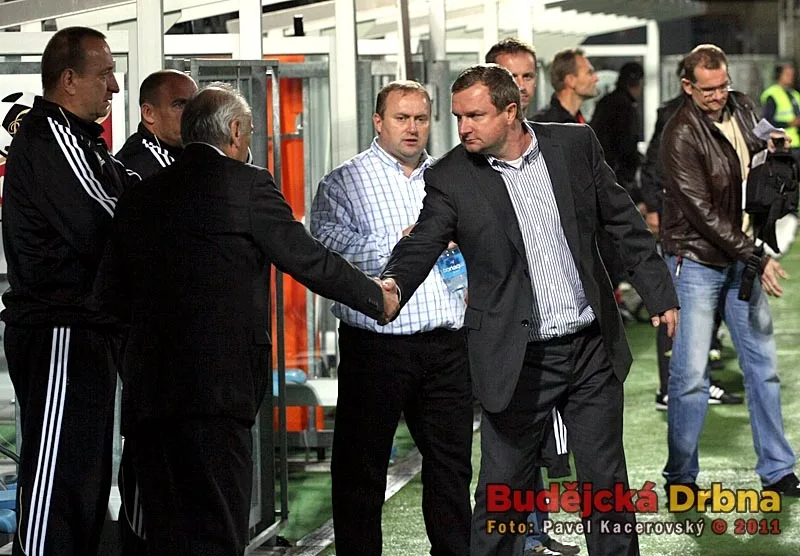 Trenéři František Cipro a Pavel Vrba si po zápase potřásli pravicí