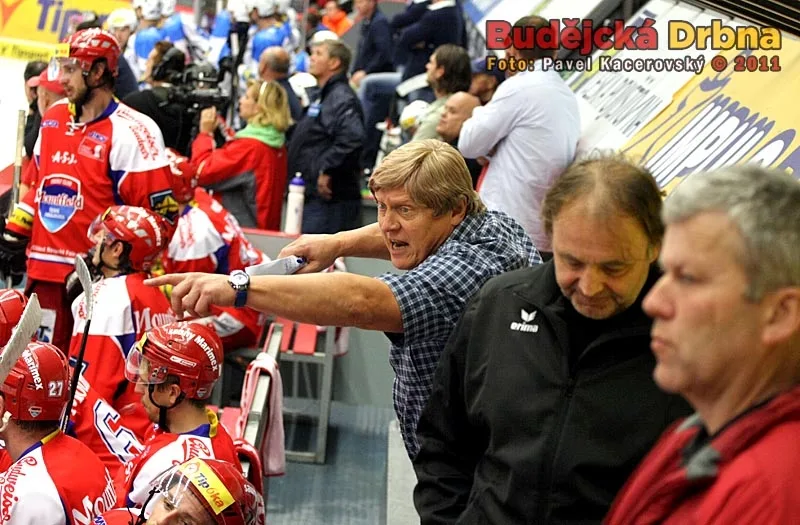 Kouč Mountfieldu František Výborný, vpravo jeho asistent Milan Kupka a trenér brankářů i vedoucí v jedné osobě Ladislav Gula