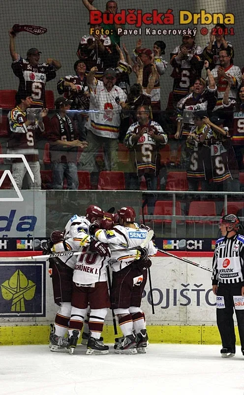 Hráči i sparťanští fanoušci se radují ze třetí gólové pojistky Pražanů