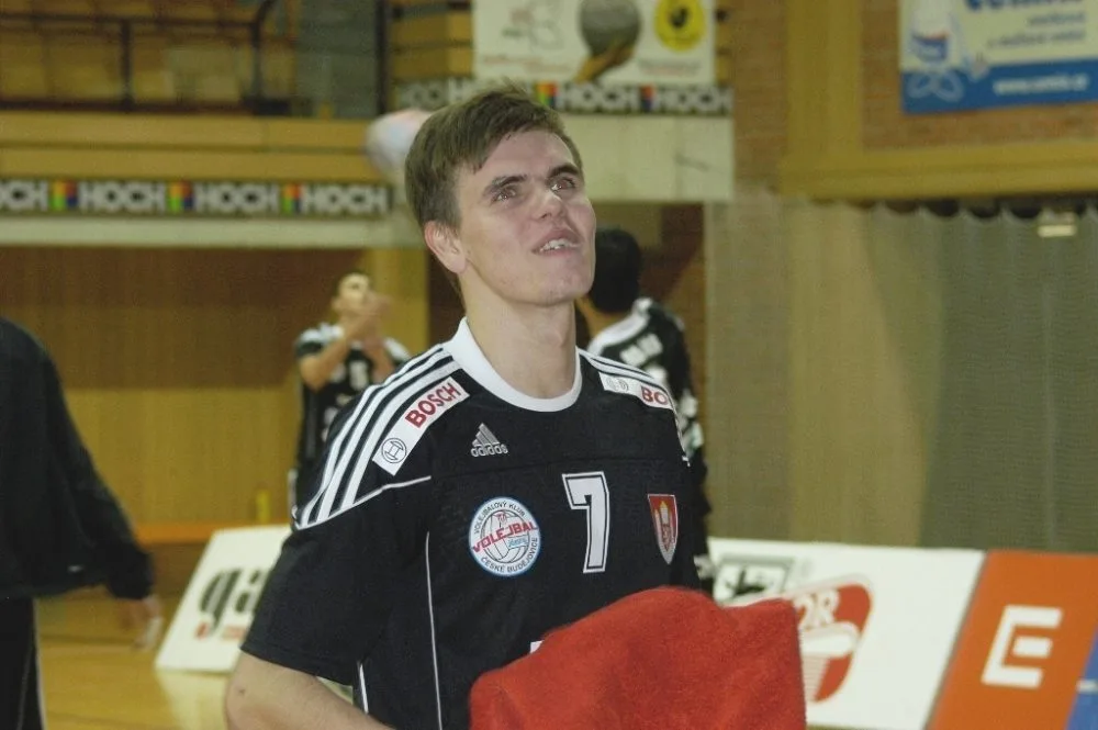 Petr MIchálek se usmívá během setů na svou přítelkyni, která mu při zápasech fandí z tribuny